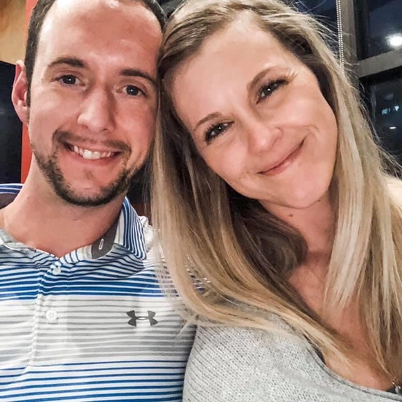 Meet Your Posher, Sara 🖤 - Picture 1 of 5